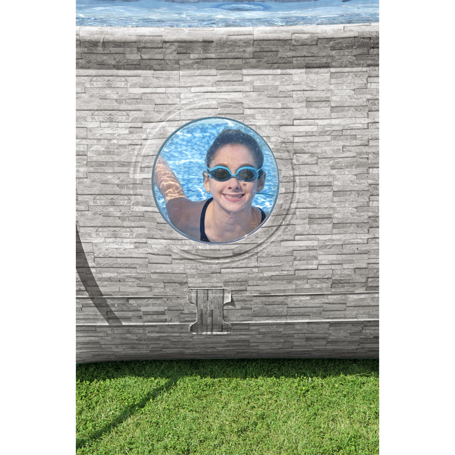 Bestway Stahlrahmenpool mit Fenster; Mädchen schwimmt im Pool.