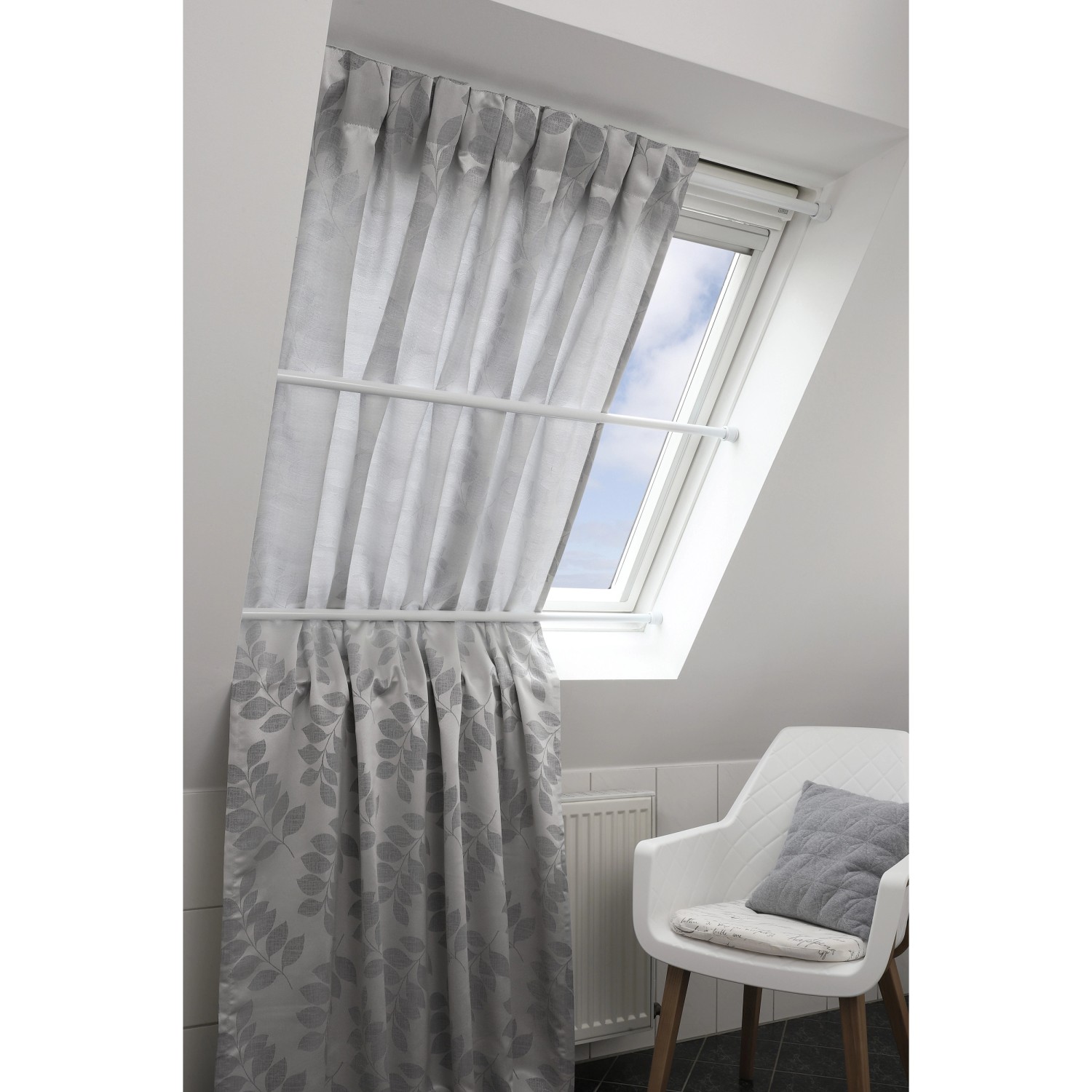 Gardinia Spannstange, weiß, 125-220 cm mit grauem Vorhang am Dachfenster.