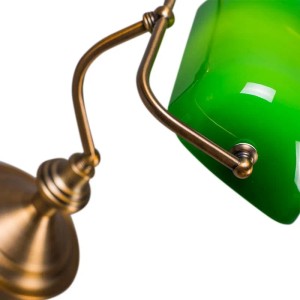 Detailaufnahme: Klassische Bankerlampe in Bronze mit grünem Glasschirm. Tischleuchte für den Schreibtisch.