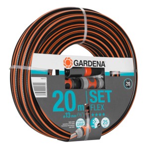 Gardena Comfort Flex Gartenschlauch 20m mit Systemteilen und Spritze, aufgerollt.