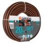 Gardena Comfort Flex Gartenschlauch 20m mit Systemteilen und Spritze, aufgerollt.