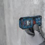 Bosch Professional GLM 40-31 Laser-Entfernungsmesser in Aktion an einer Betonwand.