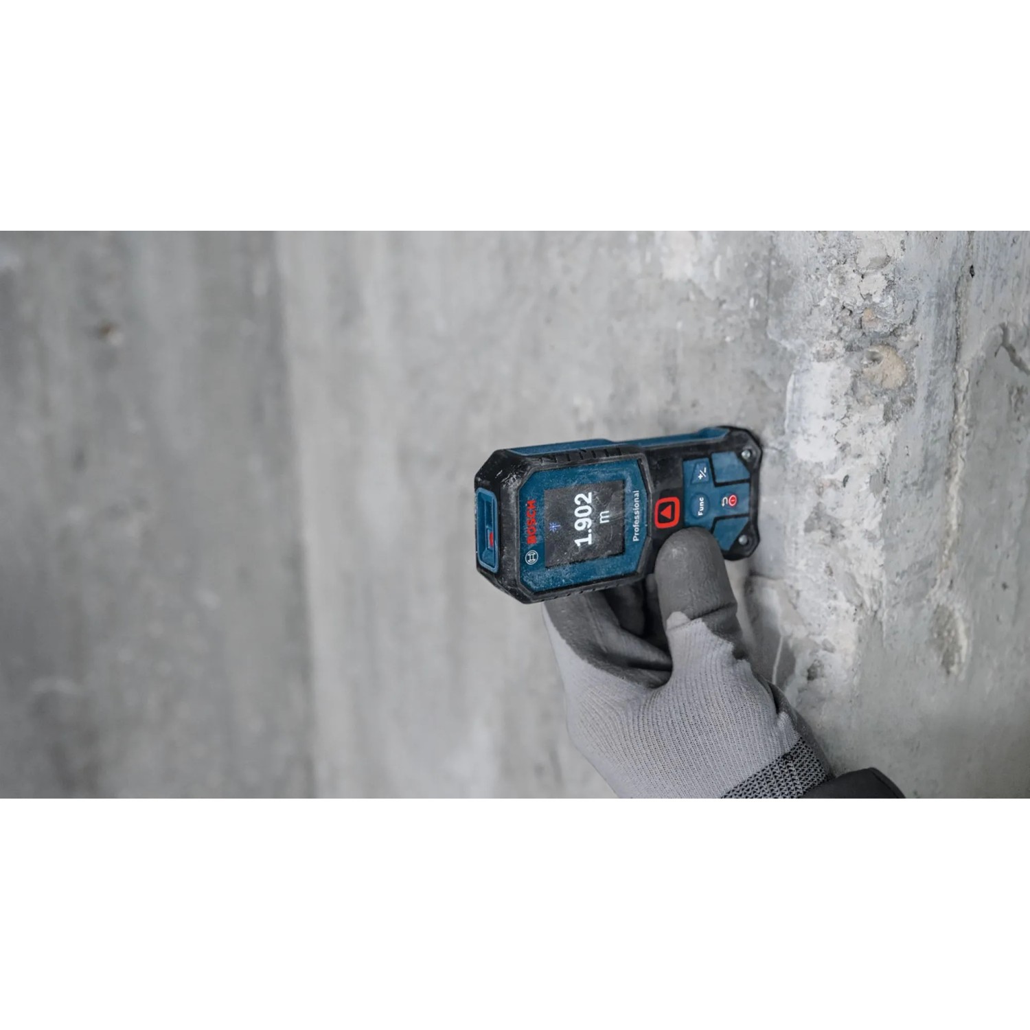 Bosch Professional GLM 40-31 Laser-Entfernungsmesser in Aktion an einer Betonwand.