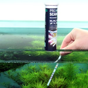 JBL ProScan Aquarium Wassertester mit Teststreifen zur Wasseranalyse per App.
