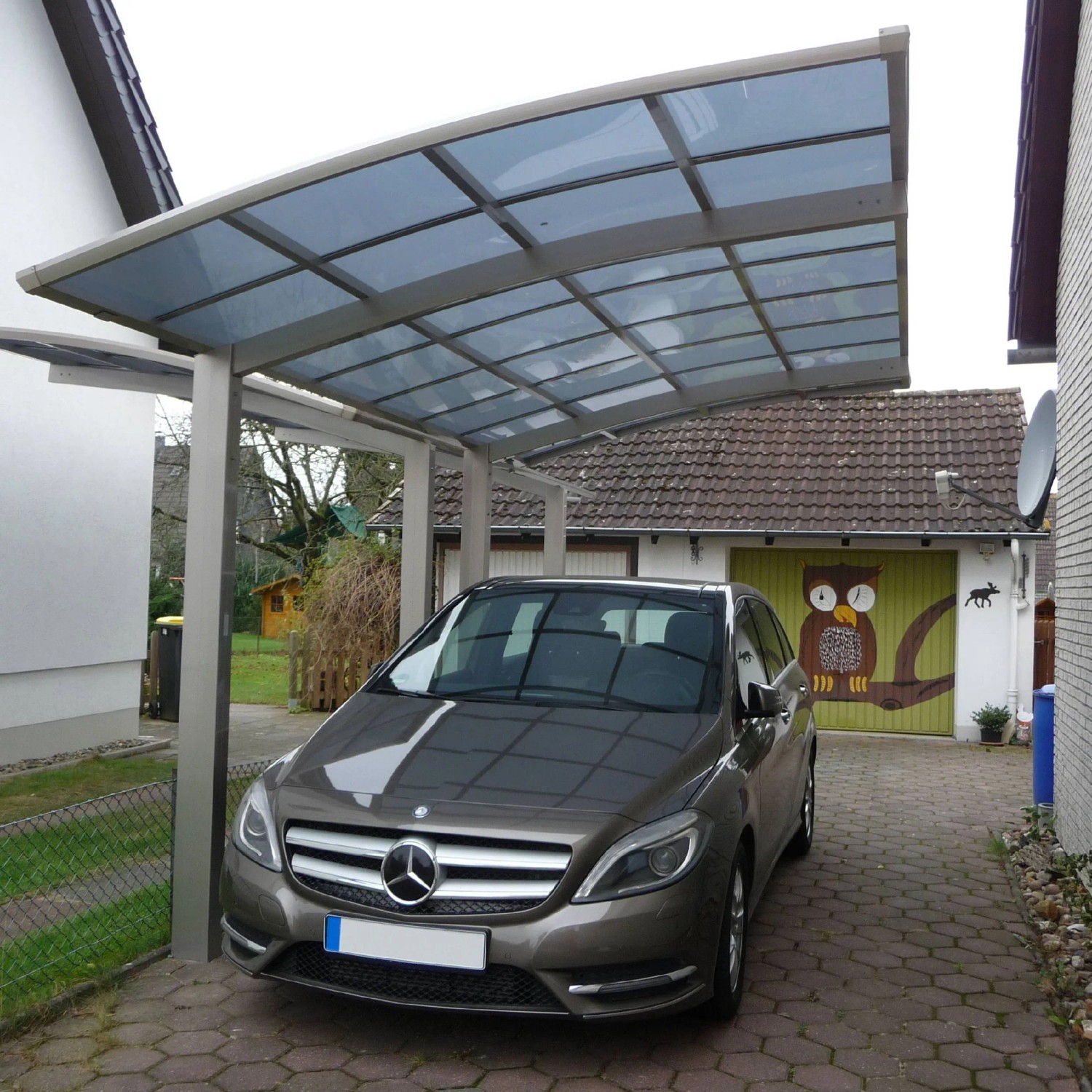 Ximax Carport Portoforte-80 im Edelstahl-Look mit Auto. Moderner Metallcarport mit gebogenem Dach.
