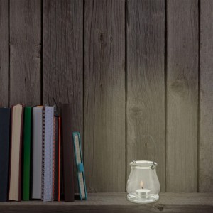 Windlicht Glas mit Henkel, 12er Set, auf Holzregal mit Büchern. Dekorative Kerzenhalter für stimmungsvolles Licht.