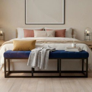 Blaue DELUKE Sitzbank MERIDA Samt mit Metallgestell vor Bett, Decke und Kissen.