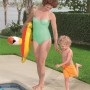 Frau und Kind am Pool mit Bestway Schwimmring im Tierdesign.