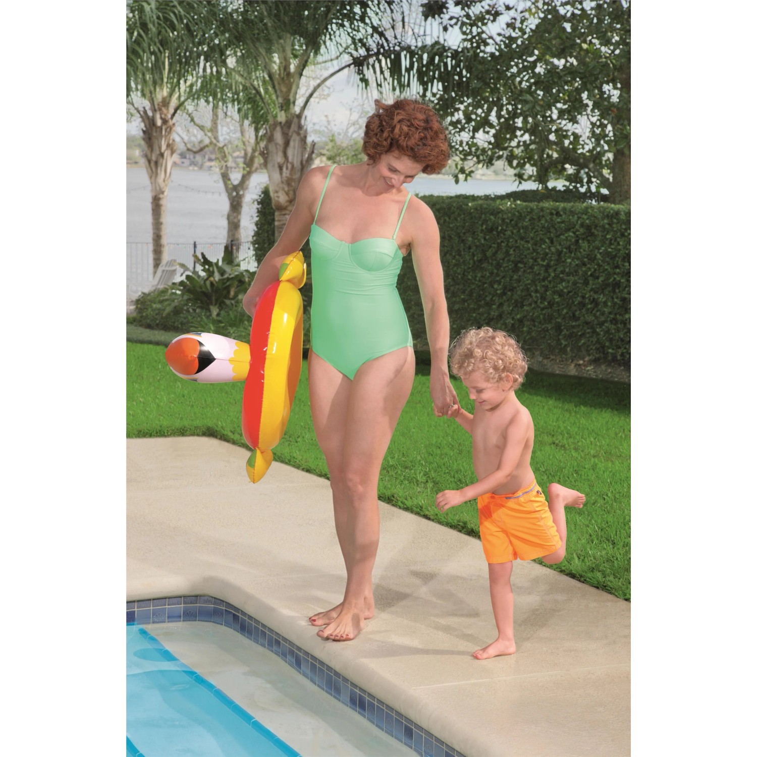 Frau und Kind am Pool mit Bestway Schwimmring im Tierdesign.