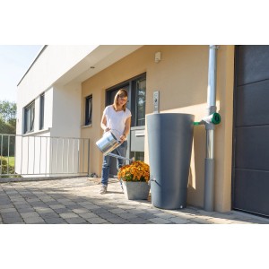 Arves Regentonne Rainbowl, 210 l, betongrau, mit Frau die Blumen gießt.