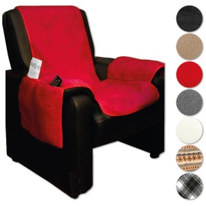 Roter Bestlivings Sesselschoner Lammflor 147x147 cm auf Sessel, mit Taschen für Fernbedienung.