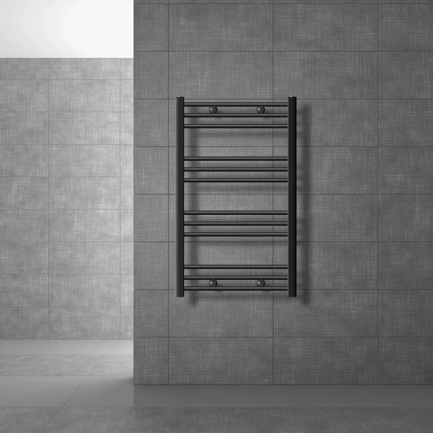 Anthrazitfarbener LuxeBath Badheizkörper Sahara, 600x800mm, mit geradem Seitenanschluss an grauer Wand.