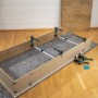 wolfcraft Türfutter-Montageset Pro mit Richtzwingen und Streben zum Ausrichten einer Holztürzarge auf dem Boden.