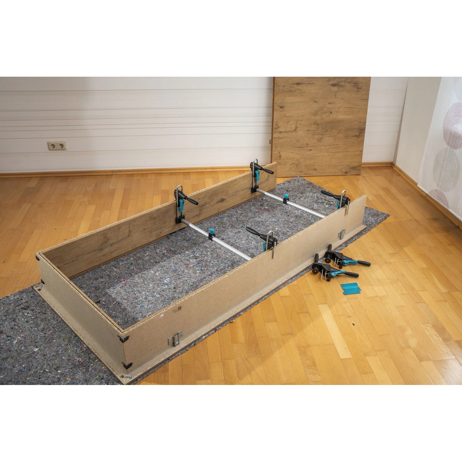 wolfcraft Türfutter-Montageset Pro mit Richtzwingen und Streben zum Ausrichten einer Holztürzarge auf dem Boden.