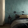 Marburg Vliestapete Struktur Modern Grün im Schlafzimmer mit Bett und Lampe.