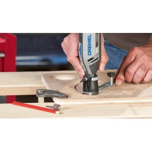 Dremel Kreis- und Parallelschneider 678 im Einsatz beim Kreisschneiden in Holz.