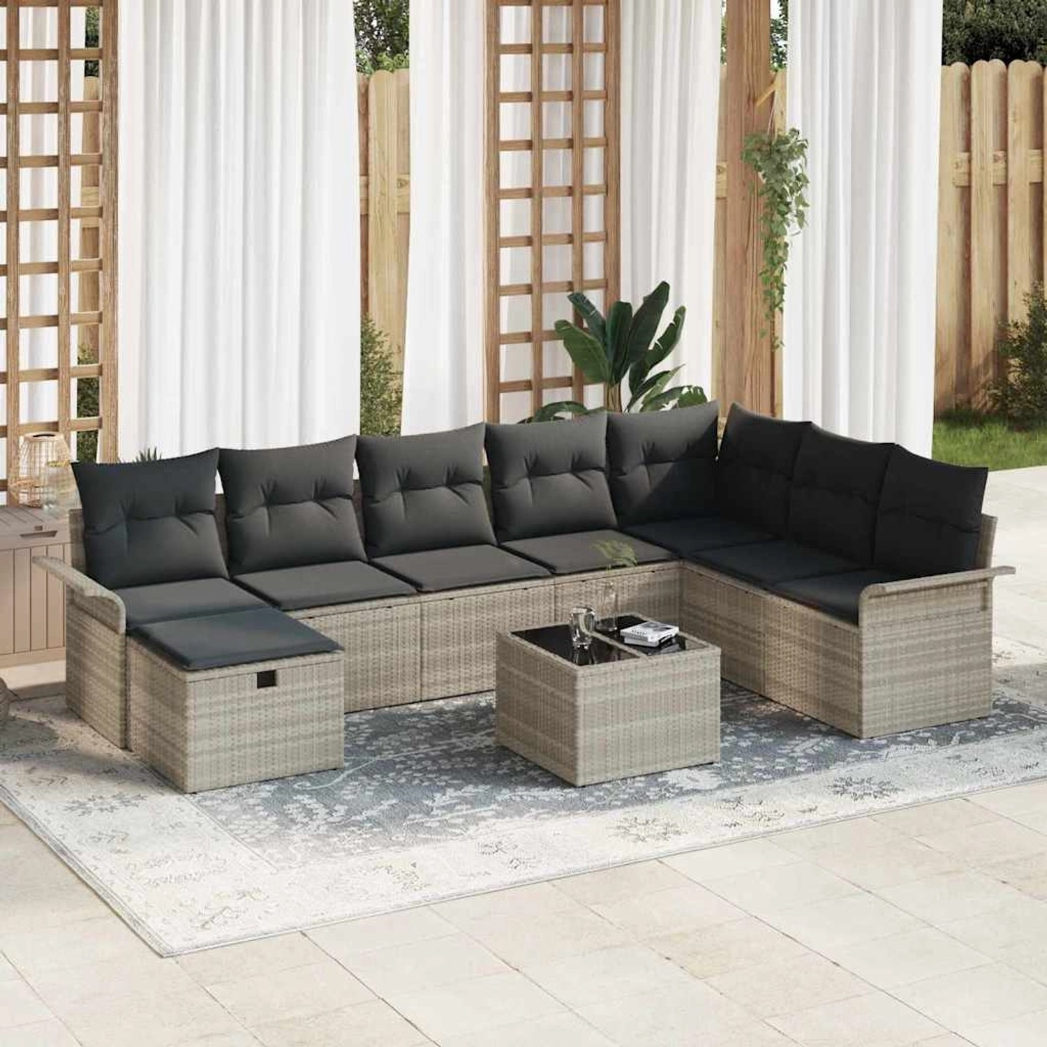 Hellgraues 9-teiliges Garten-Sofa-Set aus Poly Rattan mit Kissen und Tisch.