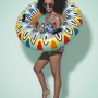Frau mit farbenfrohem Bestway Schwimmring Flirty Fiesta (Ø 94 cm) für Badespaß.