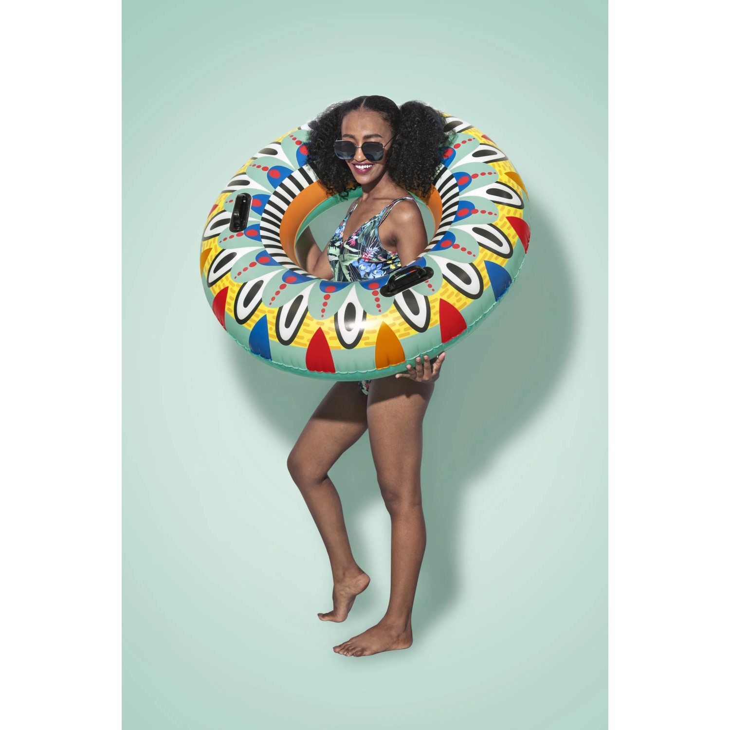 Frau mit farbenfrohem Bestway Schwimmring Flirty Fiesta (Ø 94 cm) für Badespaß.
