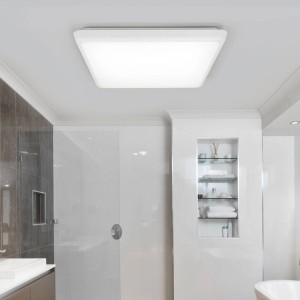 Weiße, quadratische Arcchio LED Deckenleuchte Augustin im Badezimmer. Moderne Badleuchte, 1-flammig.