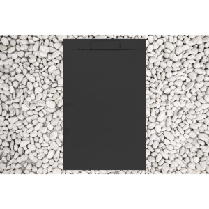 Schwarze Frascio Duschwanne 75x105 cm aus Harz/Marmor mit Abdeckung, umgeben von weißen Kieselsteinen.