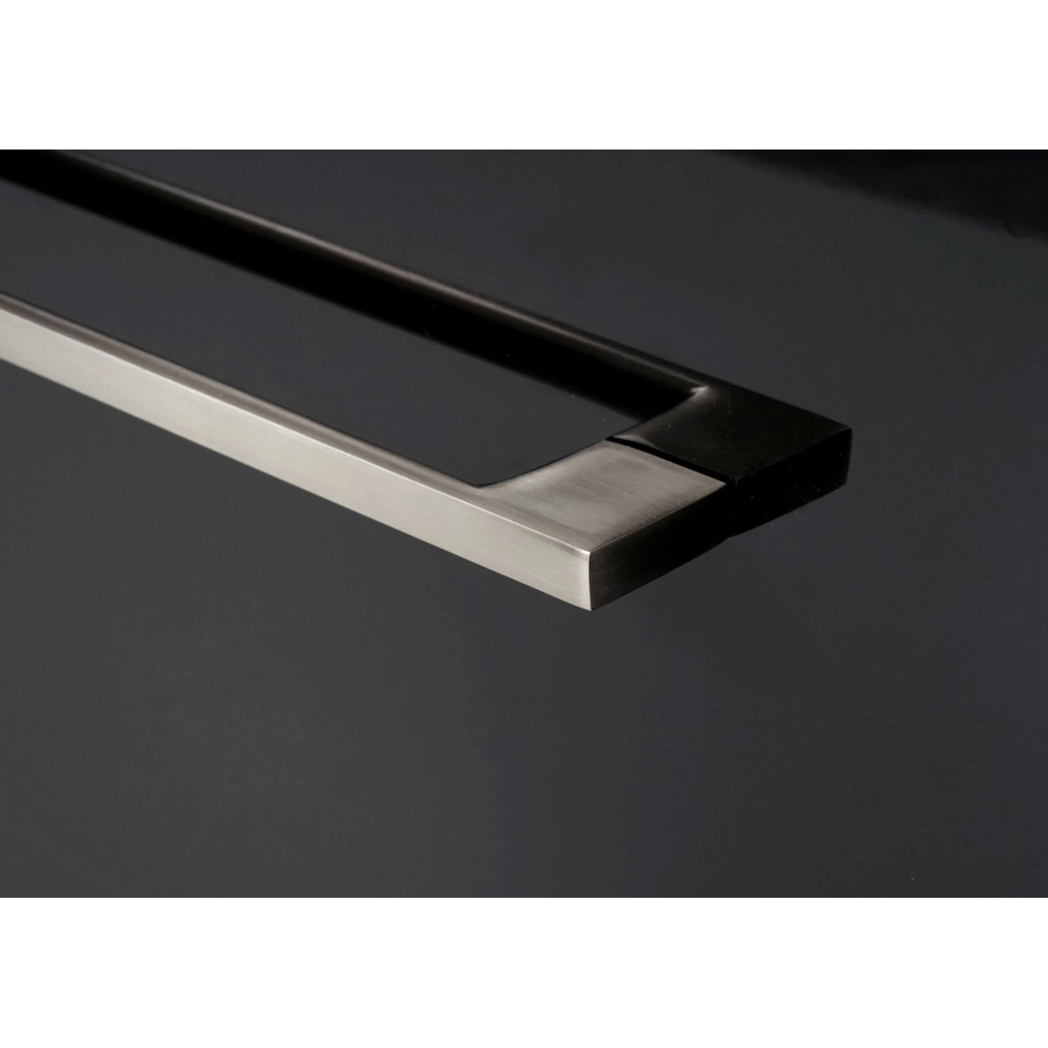 Detailaufnahme: Griff des schwarzen MCW Premium Waschbeckenunterschranks, 60cm.