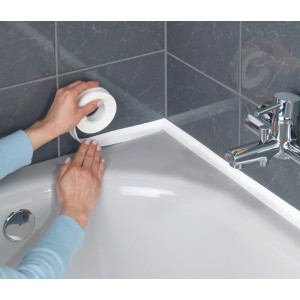 Anwendung des weißen Wenko Abdichtungsbands an einer Badewanne.