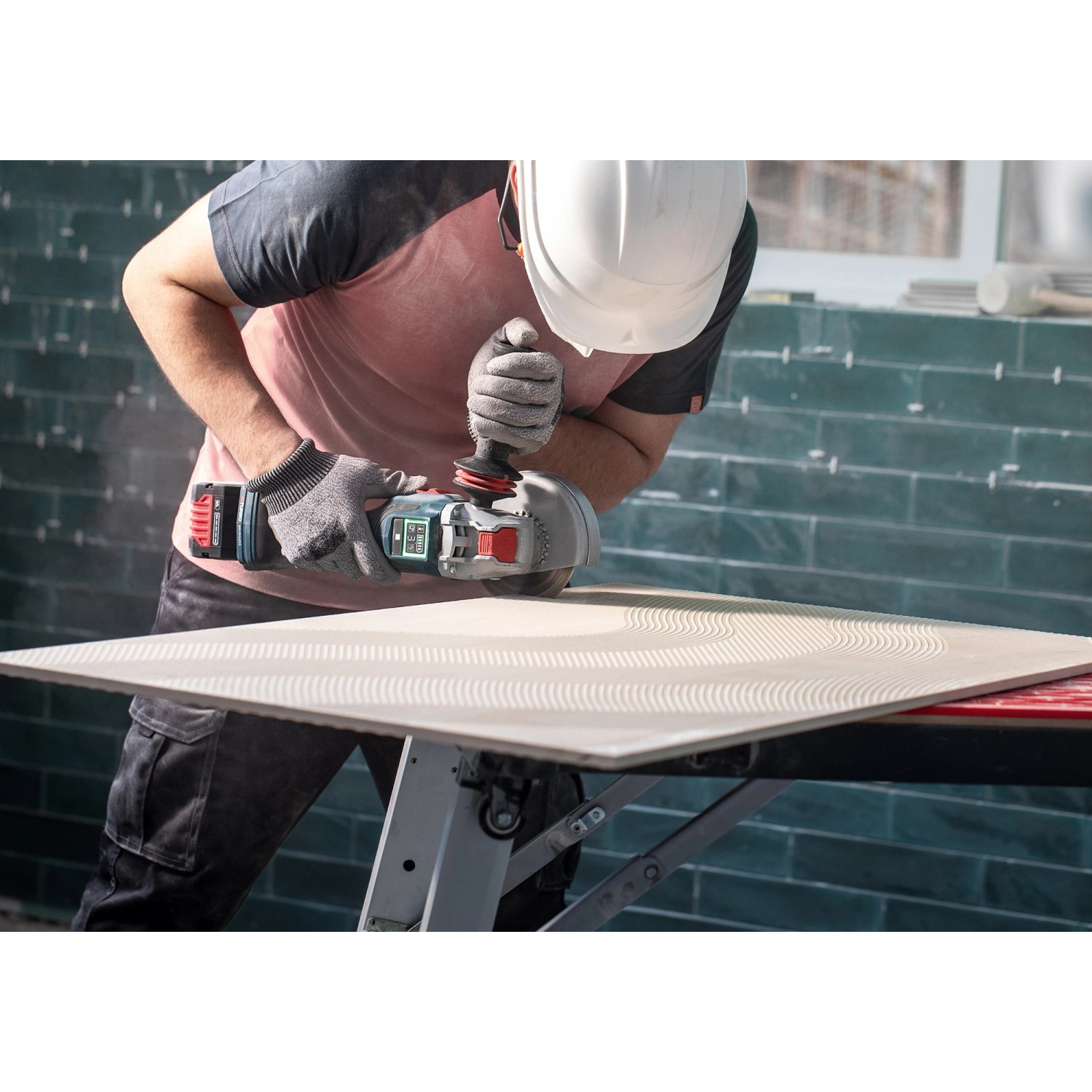 Handwerker schneidet Fliese mit Bosch Expert Diamanttrennscheibe X-Lock Ø 115 mm.