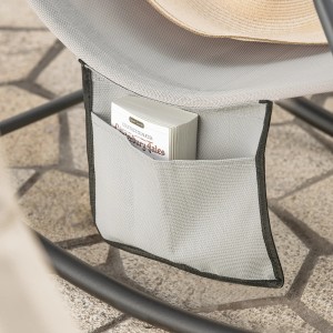 Detailaufnahme: Seitentasche der hellgrauen SoBuy Schaukelliege mit Buch.