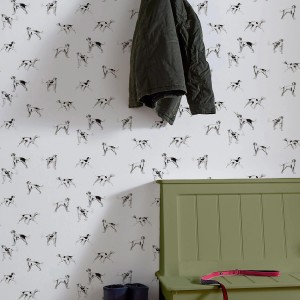 Vliestapete Sketchy Dogs Crème Weiß: Wand mit Hunde-Motiv, Teil einer Garderobe im Flur.