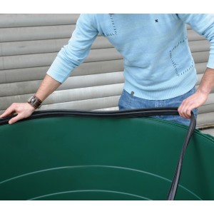 Garantia Zisterne Top-Tank 1300 l grün beim Einsetzen der Dichtung.