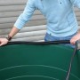 Garantia Zisterne Top-Tank 1300 l grün beim Einsetzen der Dichtung.