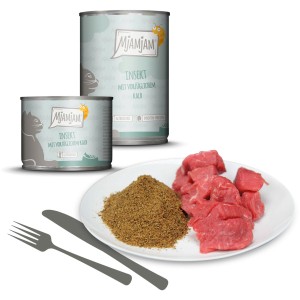 Mjamjam Katzen-Nassfutter Insekt mit Kalb, 400g Dose und Teller mit Futter.