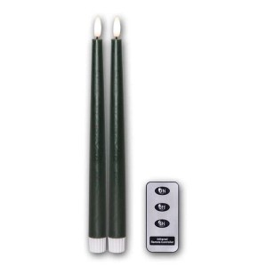 Zwei grüne LED Stabkerzen aus Echtwachs mit warmweißer 3D Flamme und Fernbedienung. Ideal für Kerzenleuchter.