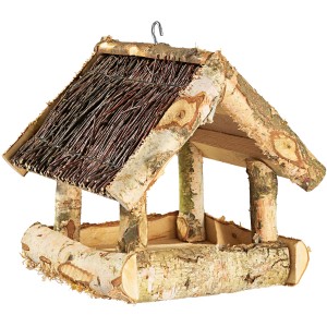 Vogelfutterhaus aus Birkenholz mit Reisigdach für Wildvögel.