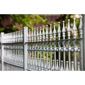 Feuerverzinkter Eleo Zaun Lugano, 192,5 cm, mit Zierspitzen und C-Dekoren.