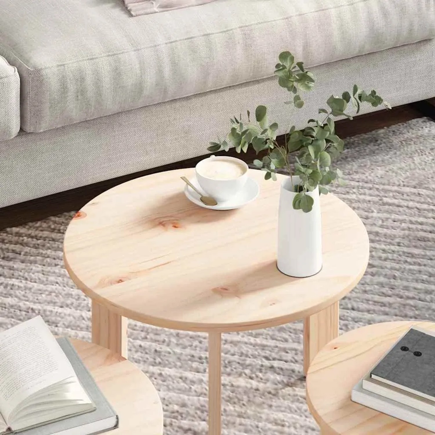 vidaXL Couchtisch Set: 3 runde Tische aus hellem Kiefernholz in Natur, dekoriert im Wohnzimmer.