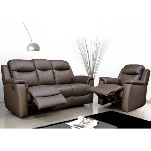 Brauner Leder Relaxsessel Evasion und passendes Sofa mit manueller Relaxfunktion im modernen Wohnzimmer.