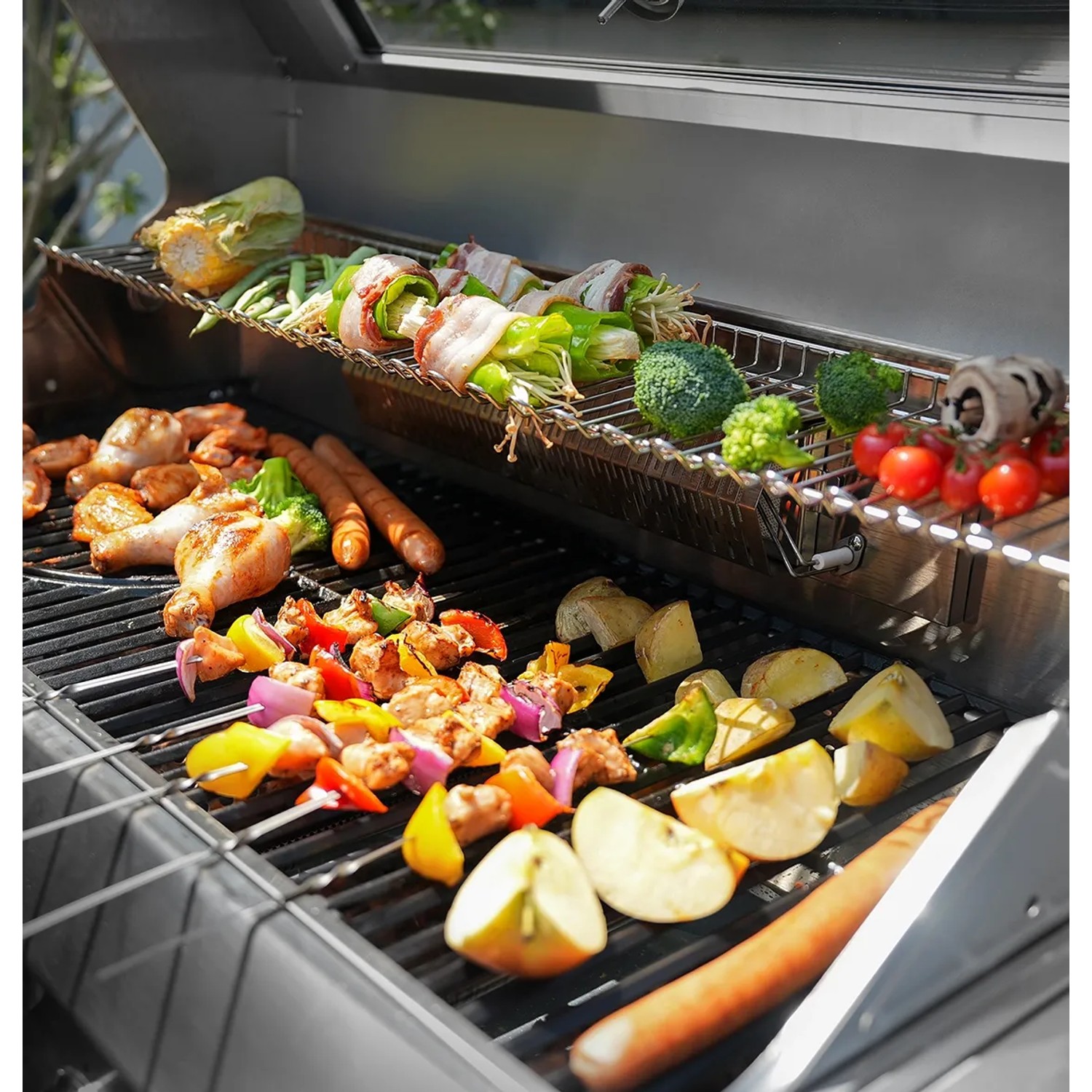 Taino Platinum Yamara Gasgrill mit Grillgut: Spieße, Würstchen, Gemüse und Hähnchen auf dem Grill.