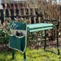 Grüne Sekey Kniebank 2 in 1 für Gartenarbeit, mit gepolstertem Sitz, klappbar. Inklusive Werkzeugtasche mit Gartengeräten.