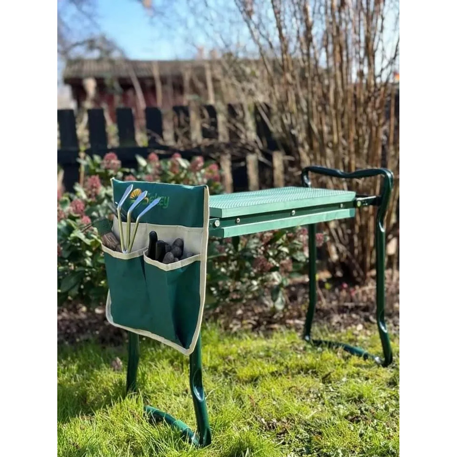 Grüne Sekey Kniebank 2 in 1 für Gartenarbeit, mit gepolstertem Sitz, klappbar. Inklusive Werkzeugtasche mit Gartengeräten.