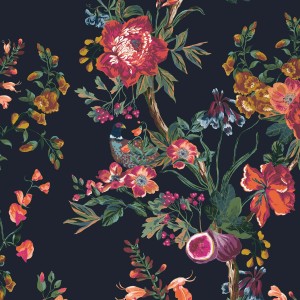 Detailansicht der blauen Joules Vliestapete Forest Chinoiserie mit Blumen, Früchten und Fasan.