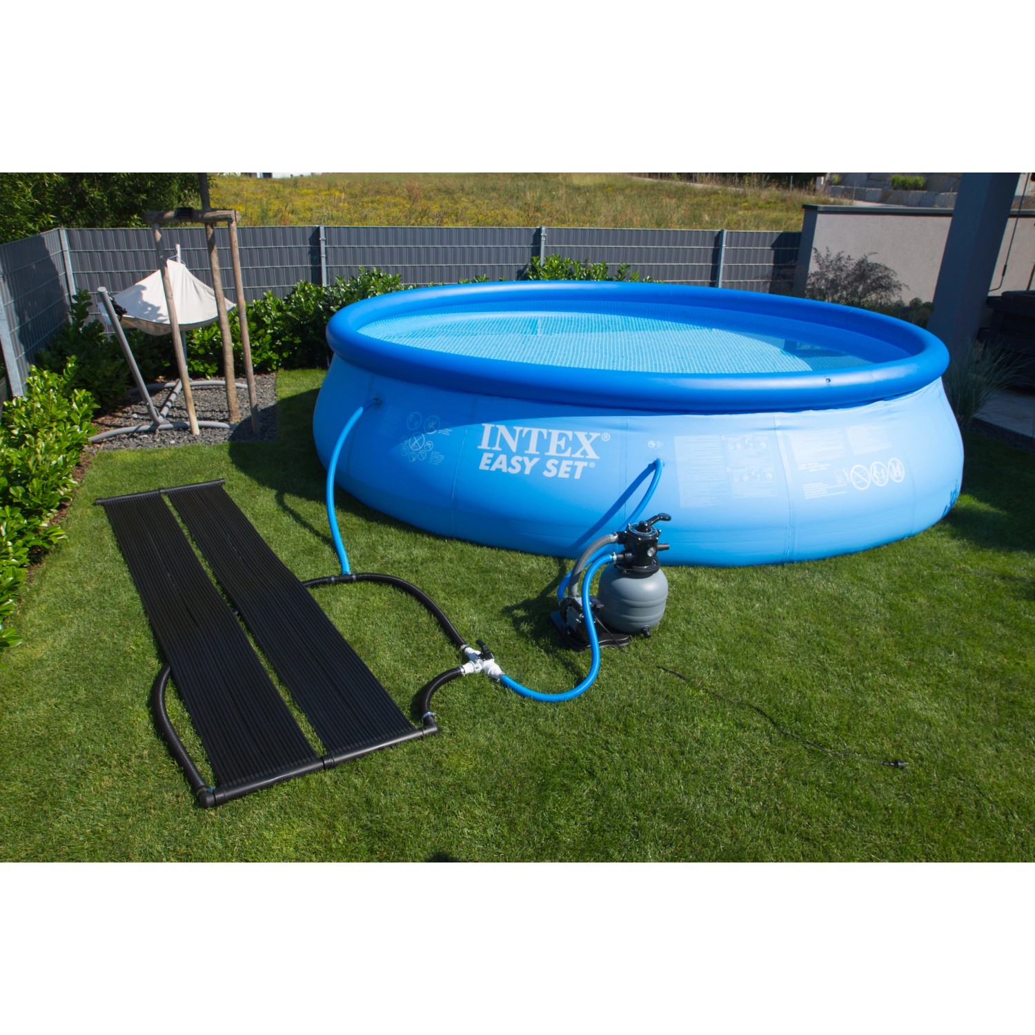 Steinbach Speed Solar Sun Kollektoren (600x70 cm) mit Pool und Filteranlage im Garten.