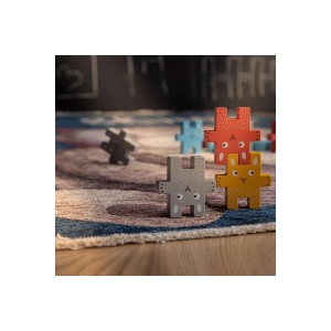 Bunter Kinderteppich mit Holzspielzeug in Tierform. Kinderteppich mit Tiermotiven.