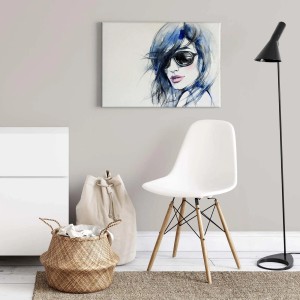 Modernes Wandbild in Aquarell-Optik: Frau mit Sonnenbrille in Blau und Weiß. Dekorative Kunst für Ihr Zuhause.
