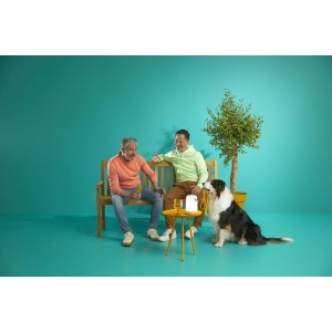 Szene mit WiZ Smart LED Tischleuchte, zwei Personen und einem Hund im Garten.