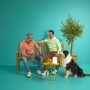 Szene mit WiZ Smart LED Tischleuchte, zwei Personen und einem Hund im Garten.