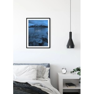 Komar Wandbild Word Lake Blue, 40x50 cm, mit Bergsee-Motiv im Schlafzimmer.