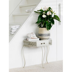 Weiße GROW by OBI Anthurie (Flamingoblume) im Topf auf einem Tisch.