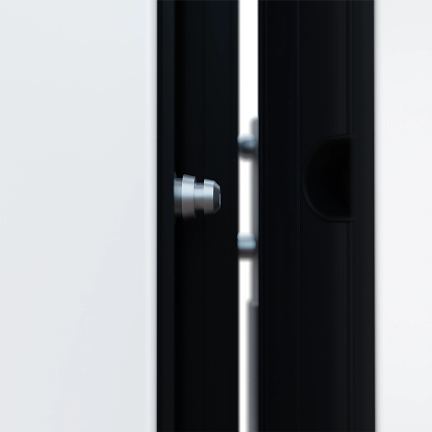 Detailansicht: Weiße FM Türen AS68 Haustür mit Edelstahlbeschlägen und Glaselement.